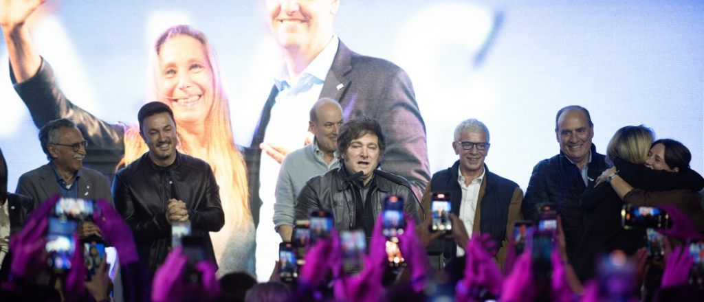 El festejo de Adorni y Milei: "tábula rasa" y "a pintar de violeta todo el país"