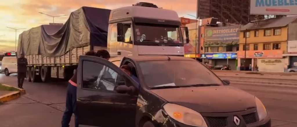 Un camión y un auto ocasionaron caos en el Nudo Vial