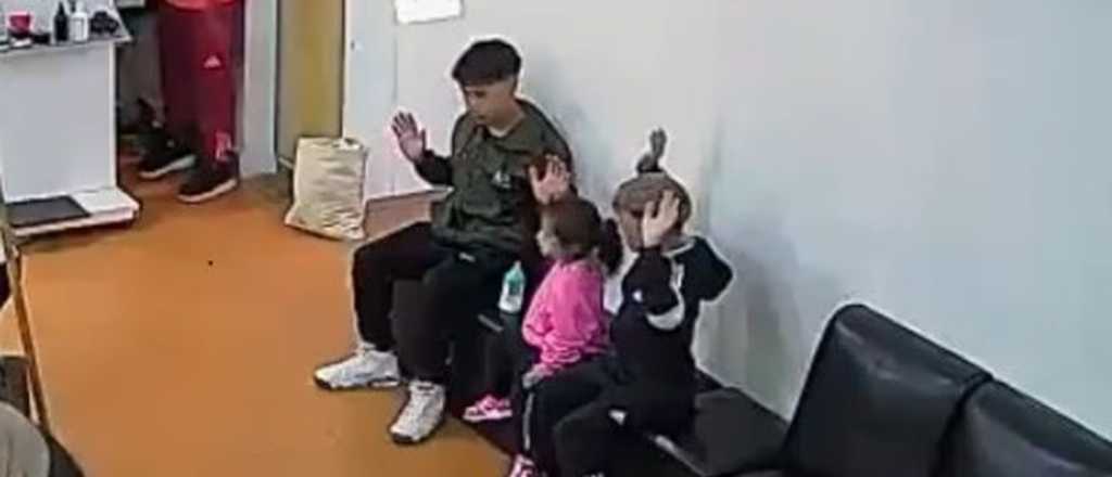 Video: dos niños atemorizados y con las manos en alto durante un asalto