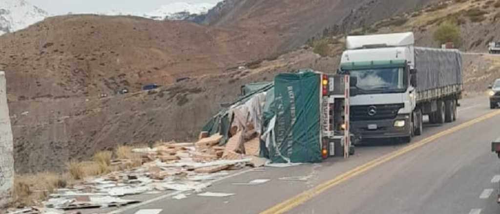 Un cami&oacute;n volc&oacute; contra otros dos veh&iacute;culos en Alta Monta&ntilde;a