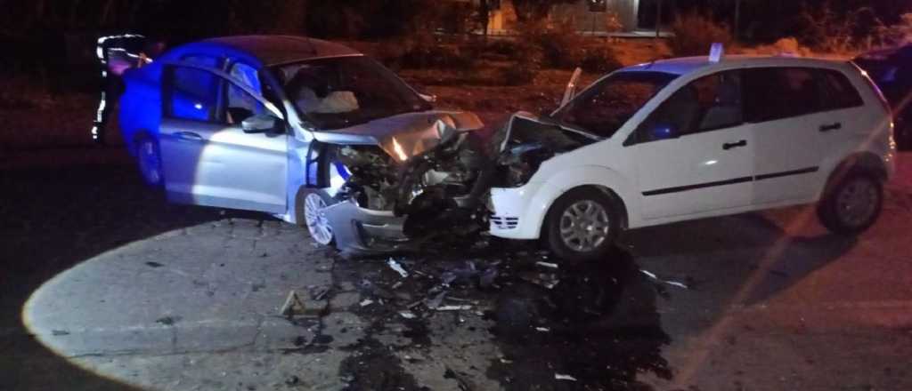 Tremendo choque frontal entre dos autos en San Rafael