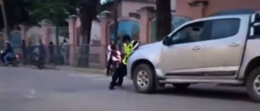 Video: estacionó en doble fila y arrastró a un agente de tránsito