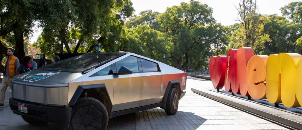 El súper auto eléctrico de Elon Musk pasó por la Ciudad de Mendoza 