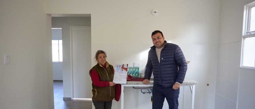 Lo Presti entregó viviendas en Las Heras para 30 familias