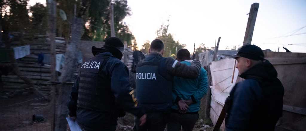 Barrio cercado y "militarizado": 200 policías, 7 detenidos y una ballesta