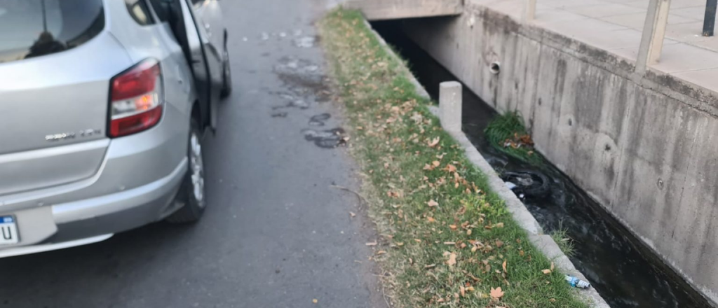 Abrió la puerta de su auto y mandó a una moto a un canal, en San Rafael