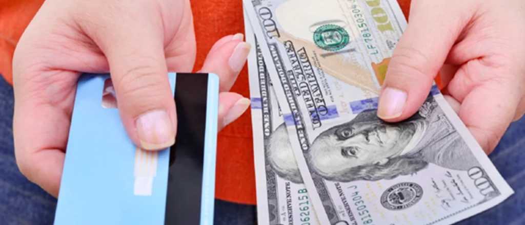 El Gobierno busca habilitar cuotas en dólares con tarjeta de crédito