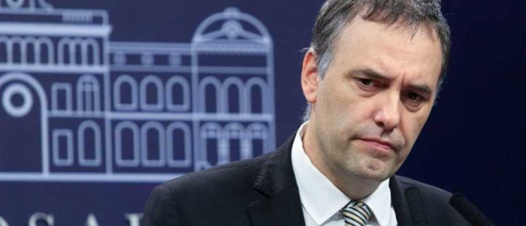 Ropa formal, cupos y sanciones: las nuevas reglas de Adorni para la prensa