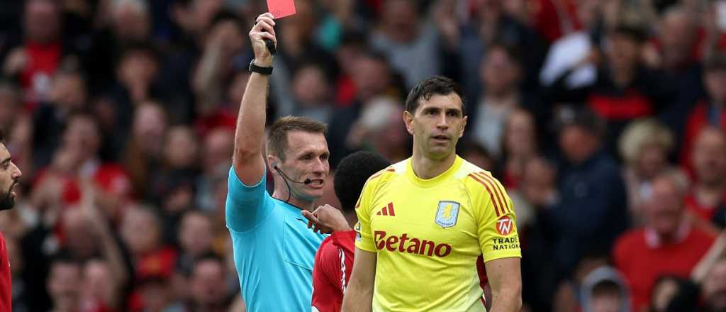 Dibu Martínez y un día para el olvido: roja, derrota y afuera de la Champions
