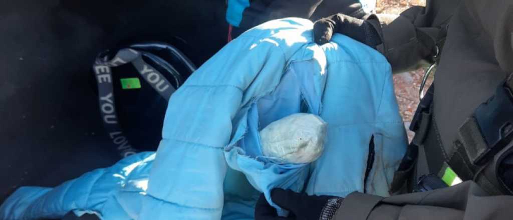 Una mujer viajaba en taxi a Tunuy&aacute;n con coca&iacute;na oculta en su campera