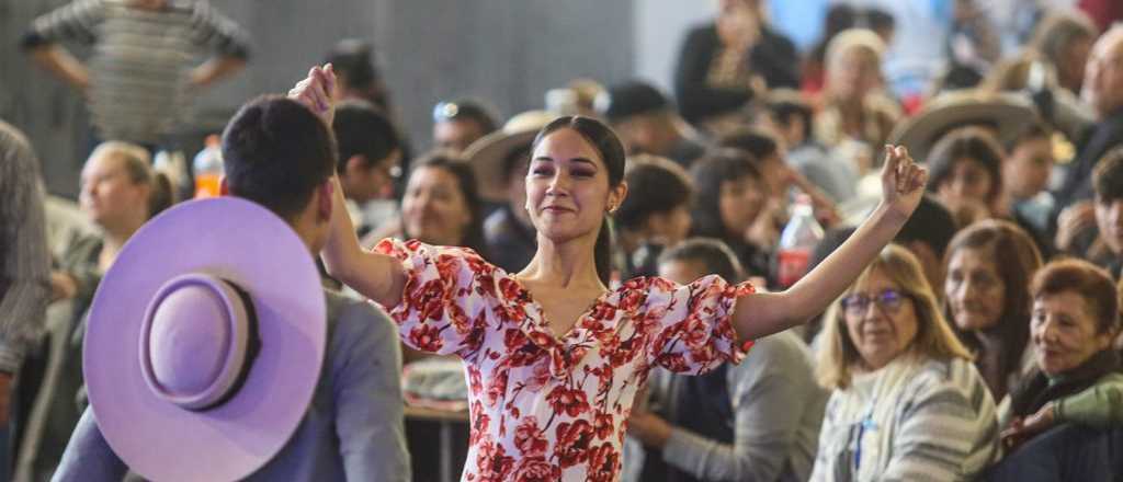Godoy Cruz celebr&oacute; el 25 de mayo a pleno en el Club Villa Hip&oacute;dromo