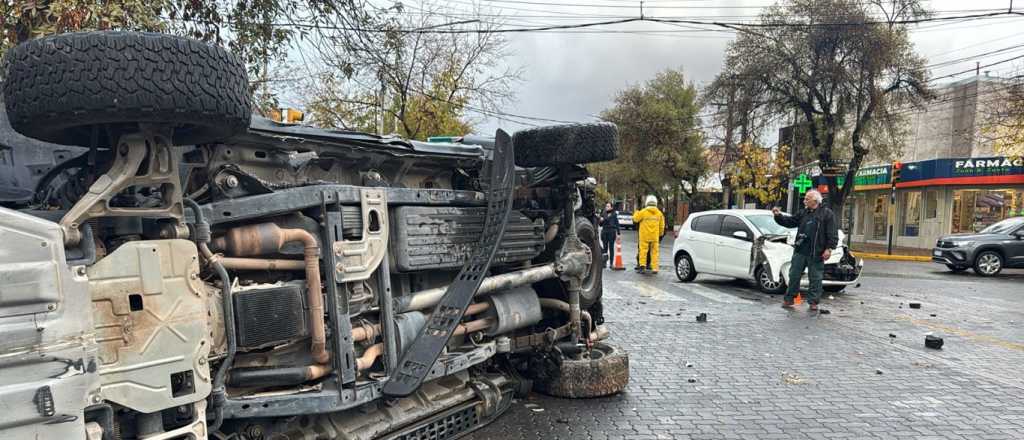 Fotos: aparatoso choque entre una camioneta y auto en Ciudad 