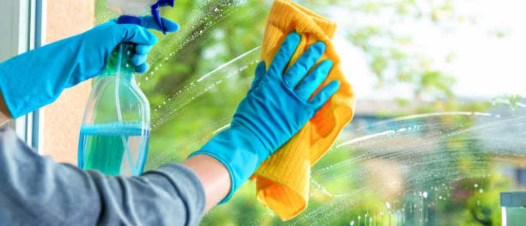 El truco casero para limpiar vidrios y que queden transparentes en simples pasos