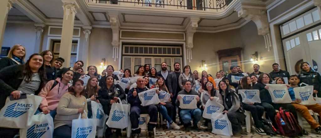 Maipú entregó útiles a sus empleados que están finalizando sus estudios