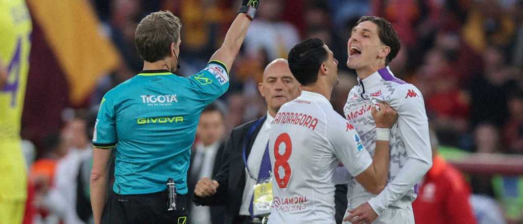 Escándalo en Italia: ebrio, orinó el vestuario rival y mandó dos pibes al hospital