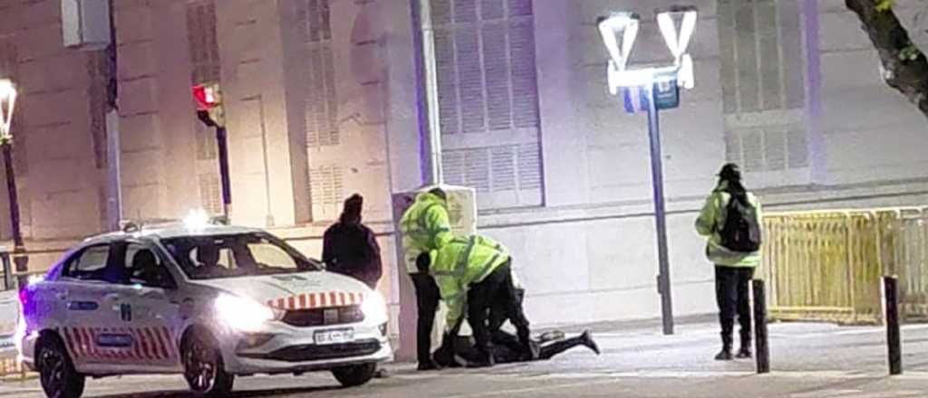 Videos: detuvieron a un hombre causando disturbios en la Peatonal