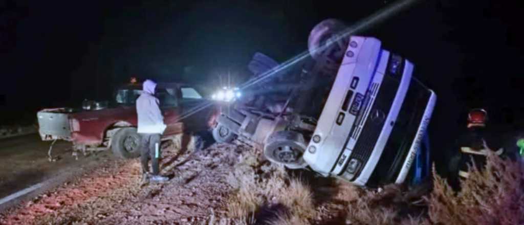 Volcó en Río Negro un camionero mendocino que llevaba camionetas
