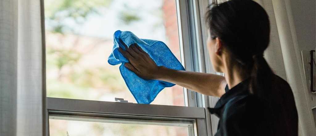 El truco casero para dejar los vidrios brillantes