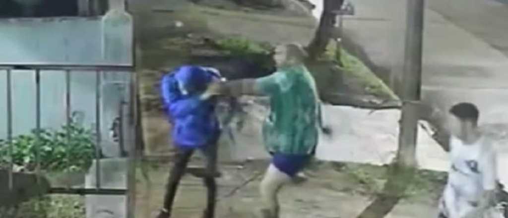 Video: un hombre sali&oacute; en calzoncillo y le dio una paliza a un ladr&oacute;n