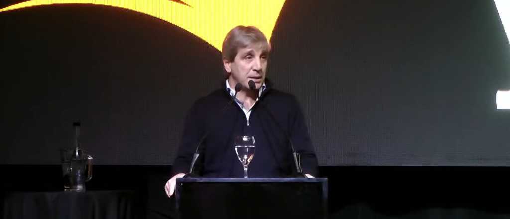 "Toto" Caputo pidió a comerciantes que empiecen a "facturar en dólares"