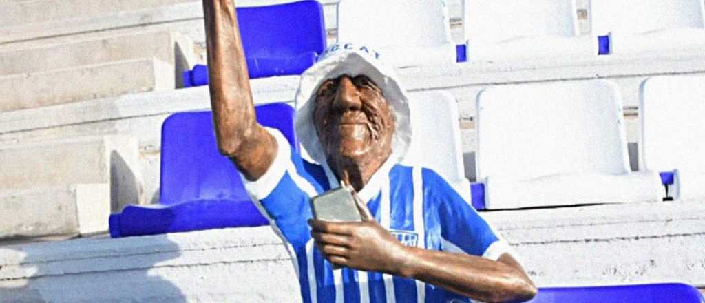 Se cansó de las críticas de hinchas del Tomba y pide que le devuelvan la estatua