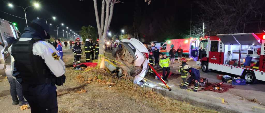 Tragedia en Maipú: dos muertos y tres heridos graves por un vuelco