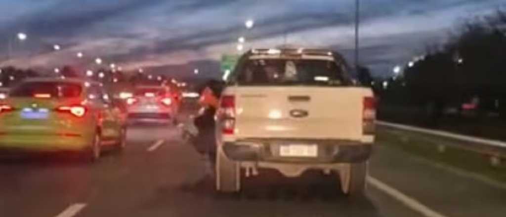 Un policía de tránsito fue arrastrado varios metros por una camioneta