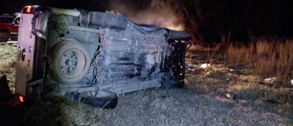 San Carlos: los chocó una camioneta, volcaron y murió un niño de 12 años