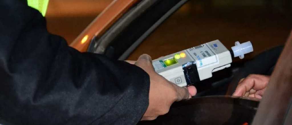 Pasó en Guaymallén: manejaba tan ebrio que "rompió el alcoholímetro"