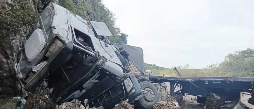 Volcó en Catamarca un camión con chatarra que había salido de Mendoza
