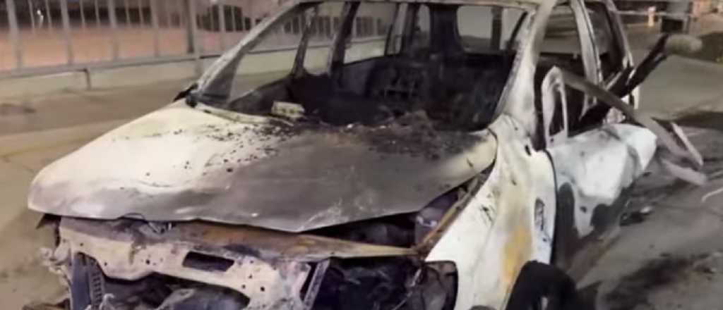 Borracho choc&oacute; contra una parada de micro y su auto se incendi&oacute;