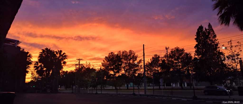 Los lectores, maravillados con el "amanecer naranja" de hoy en Mendoza