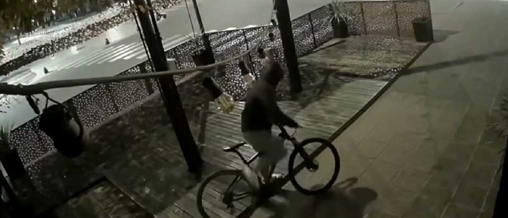 Video: un ladrón quedó filmado al robar una bicicleta en La Consulta
