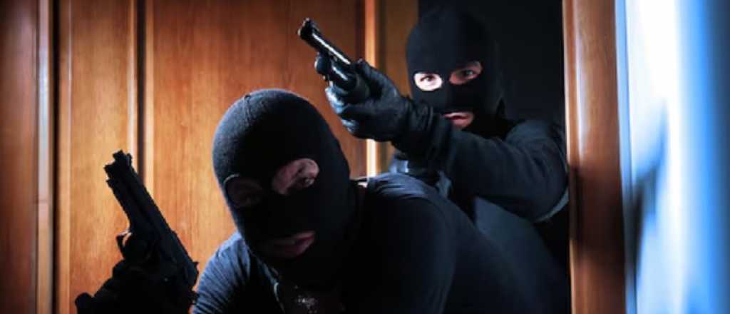 Tres encapuchados ejecutaron un millonario asalto en Rivadavia