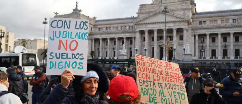 Protesta unificada frente al Congreso: jubilados, médicos y feministas