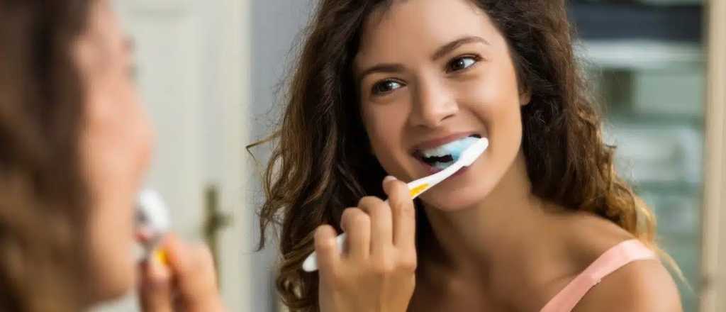 ¿Cuándo es mejor lavarse los dientes, antes o después del desayuno?