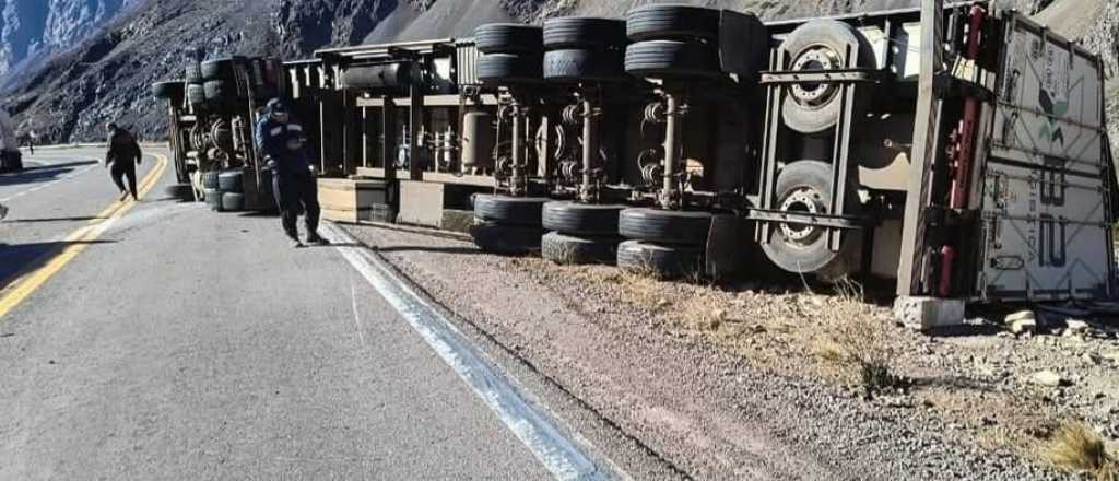 Volcó un camión cargado con manzanas en Alta Montaña