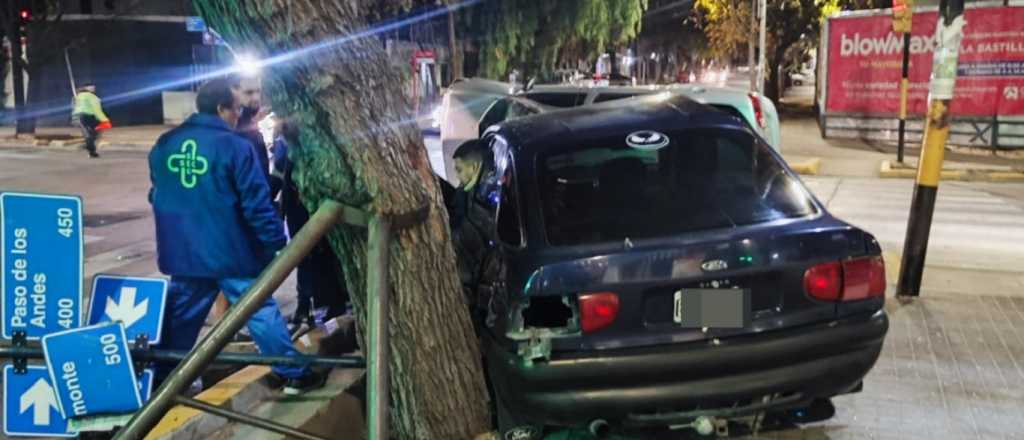 Fuerte choque en una esquina con sem&aacute;foros de Ciudad: volc&oacute; un auto