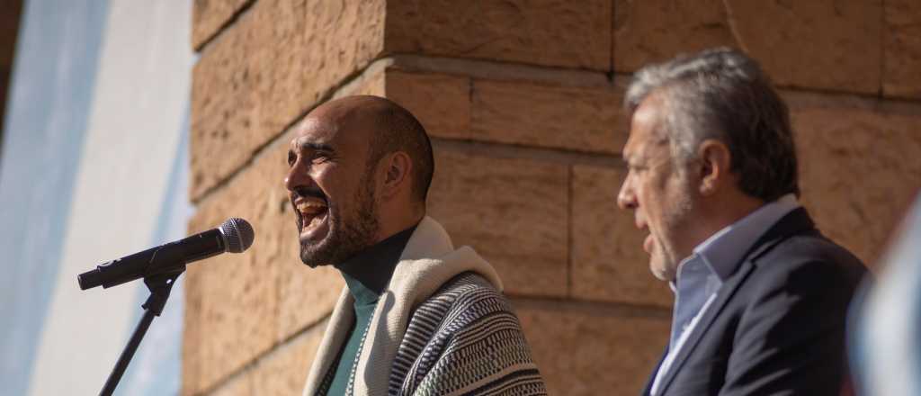 Video: Abel Pintos cantó en la explanada de Casa de Gobierno