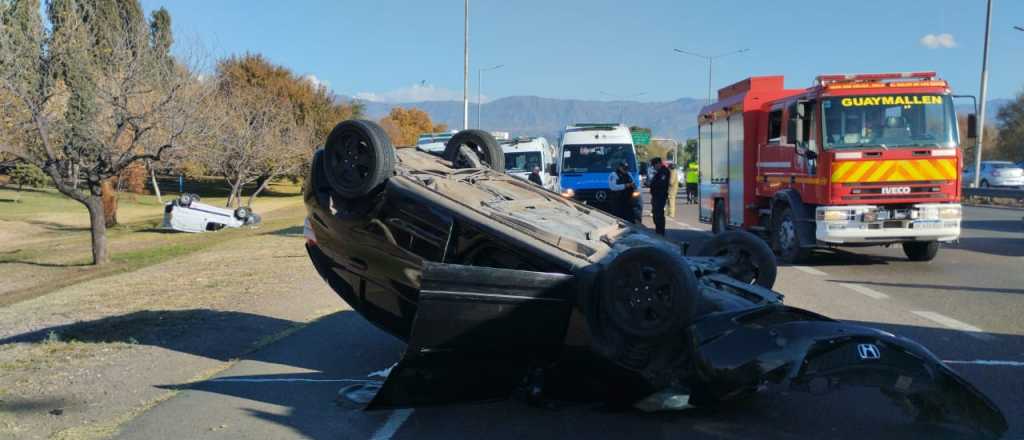 Un conductor ebrio volcó e hizo volcar a otro vehículo en el Acceso Este