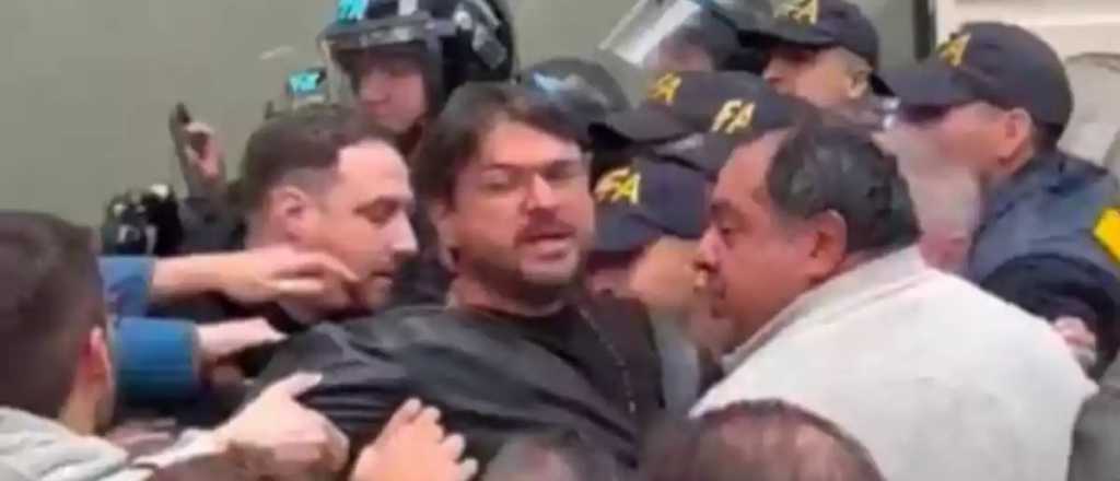 Tensión por el cierre del Instituto Perón: Grabois terminó detenido
