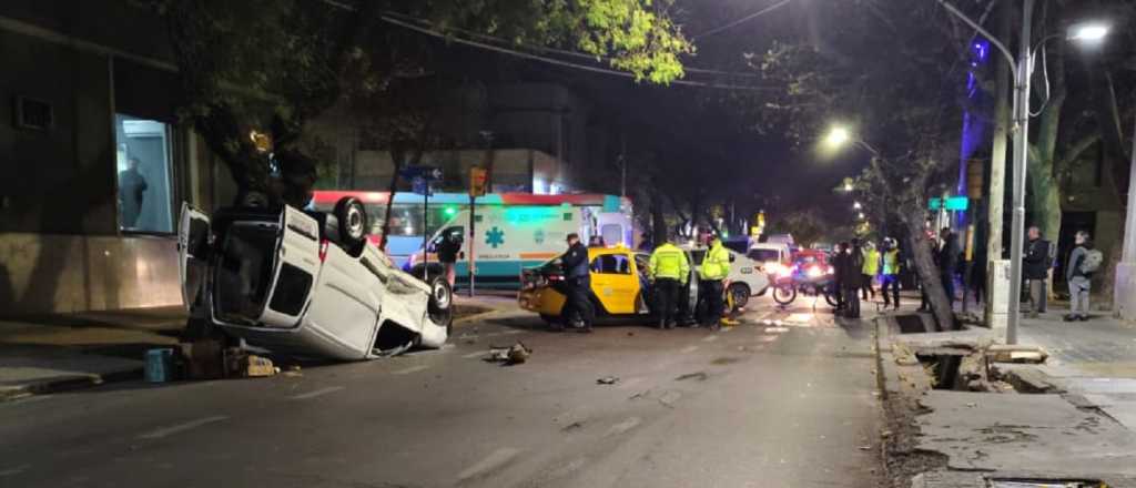 Una camioneta volc&oacute; tras colisionar con un taxi en Garibaldi y Rioja 
