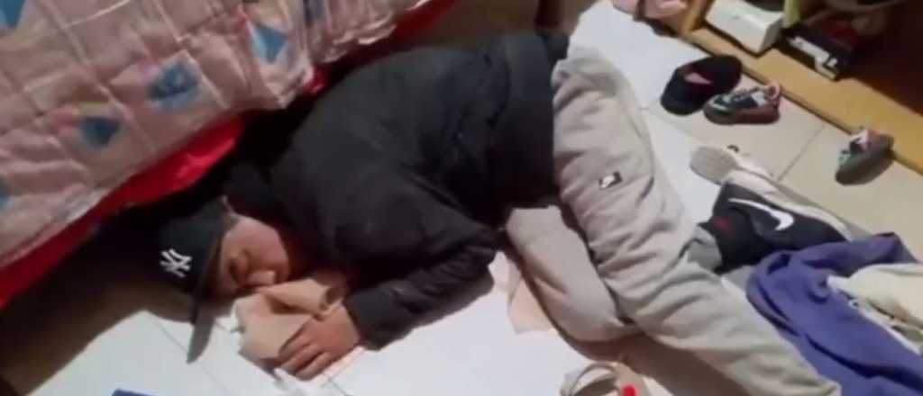 Video: un ladrón se quedó dormido durante "sus horas de trabajo"