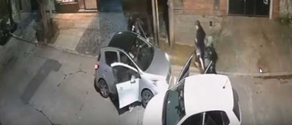 Video: amenazas con armas de fuego a una pareja para robarle el auto