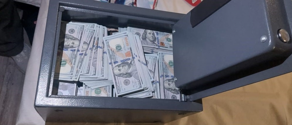 R&aacute;pidos y furiosos: arrancaron una caja fuerte con d&oacute;lares y cheques en San Rafael
