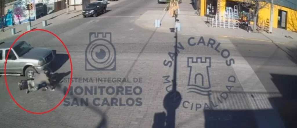 Video: un motociclista lesionado en un choque en San Carlos