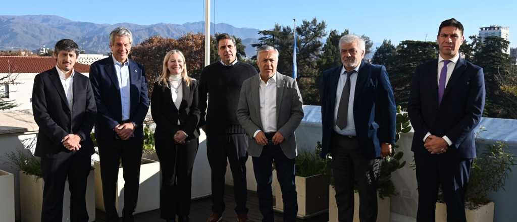 Síntomas electorales: qué significa esta foto tomada en el balcón de Cornejo