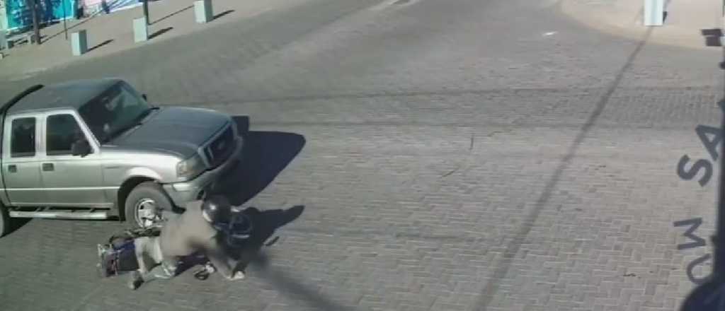 Video: el momento del choque entre una moto y una camioneta