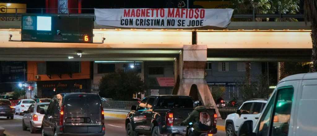 "Con Cristina no se jode": la bandera que apareci&oacute; en el ingreso a Mendoza