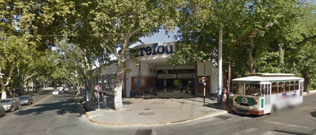 Incendio en una sucursal de Carrefour del centro mendocino